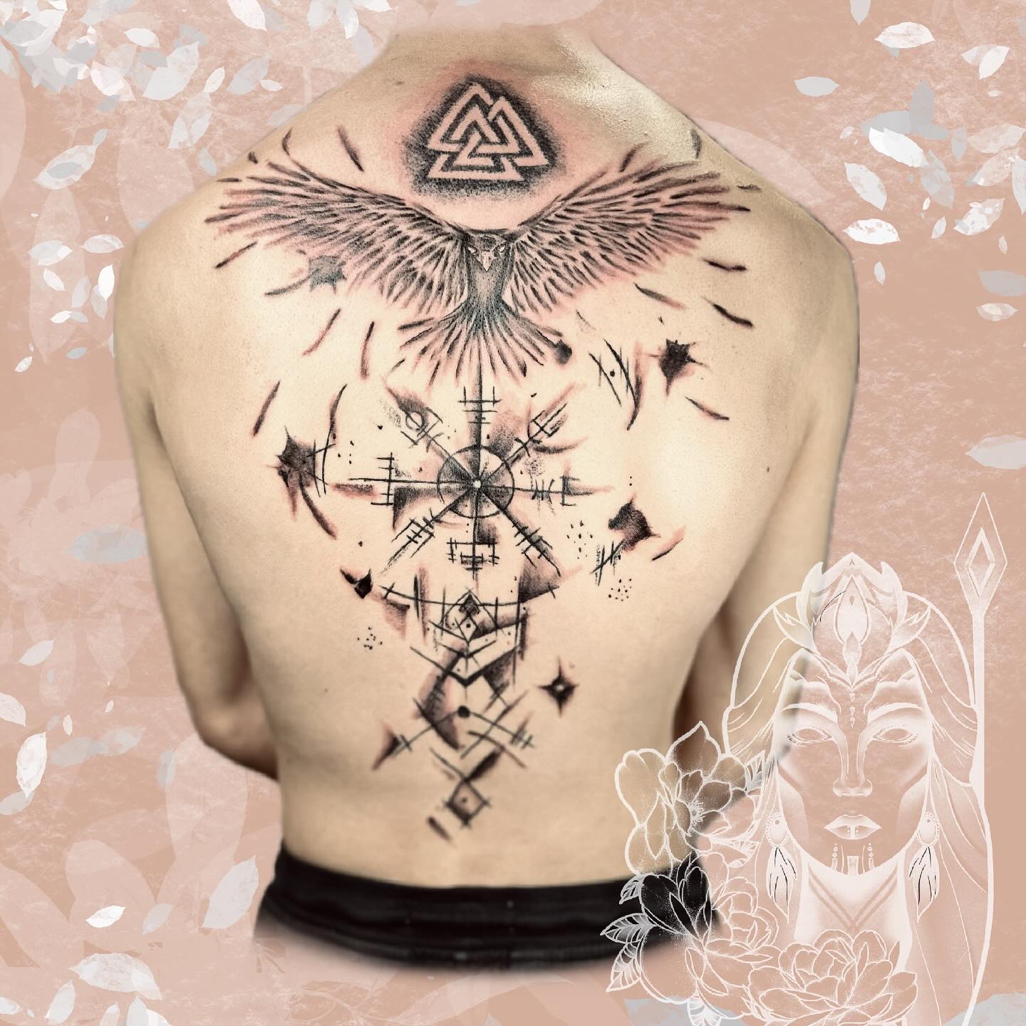 tatouage dos Corbeau avec glyphes nordique– Inkaat